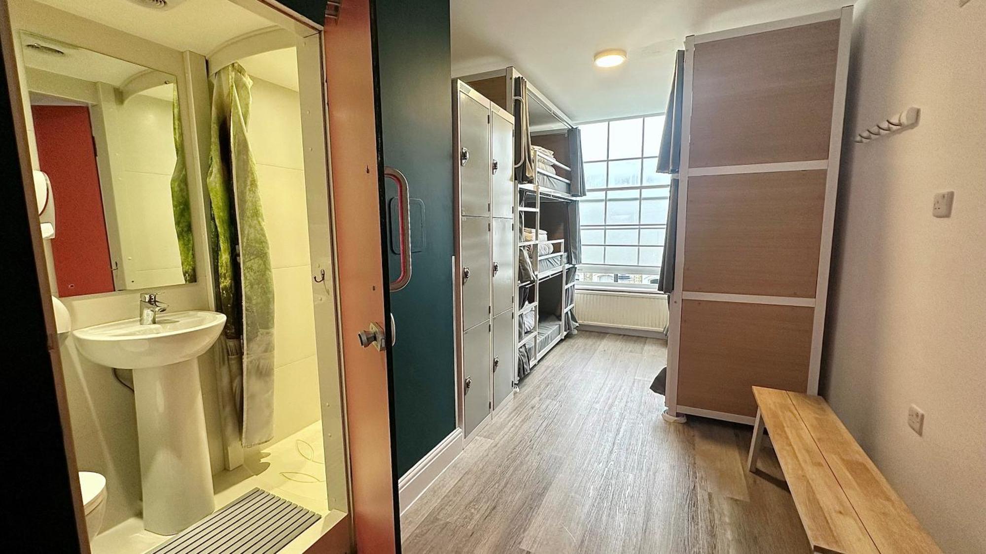 Smart Hyde Park View Хостел *